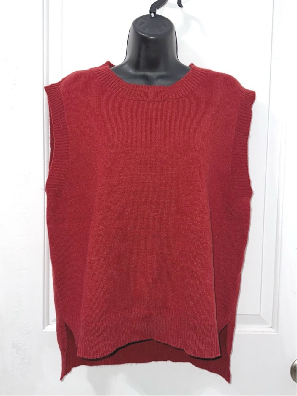 Women’s Red Sleeveless Sweater Vest, size Large